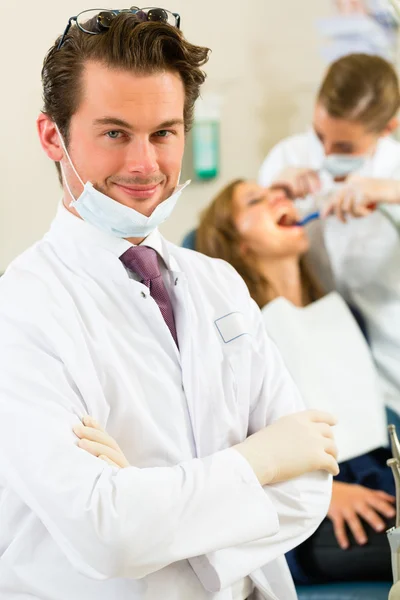 Dentista nella sua chirurgia — Foto Stock