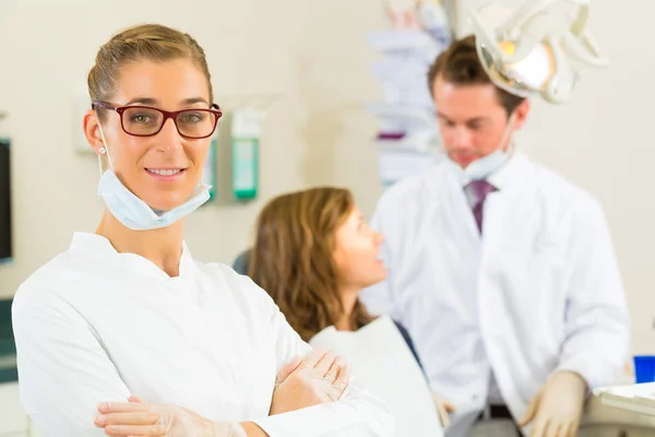 Dentista em sua cirurgia — Fotografia de Stock