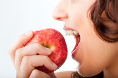 Genç kadın ısırıkları içinde bir elma