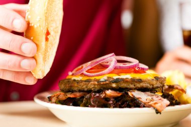 Hamburger bir restoranda plaka üzerinde