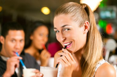 Bir barda milkshake içme arkadaş