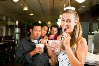 Bir barda milkshake içme arkadaş
