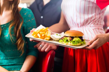 İnsanlar Amerikan diner hamburger yemek