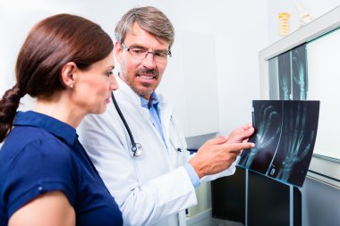 Doktor ile hasta el x-ışını fotoğrafı