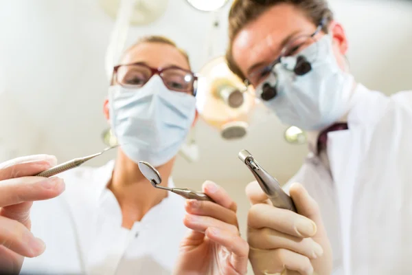 Trattamento a dentista da prospettiva di paziente — Foto Stock