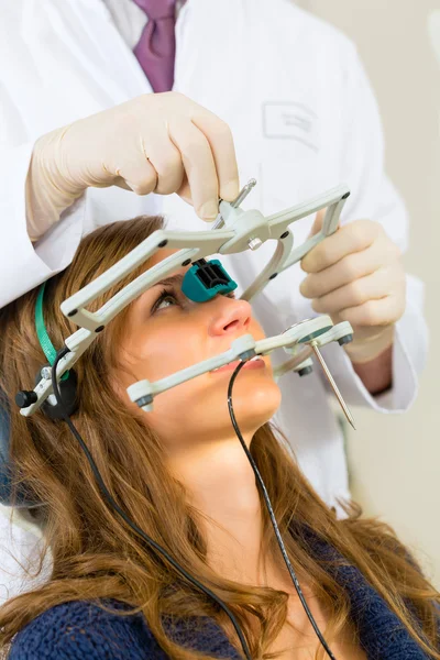 Пациент с стоматологом - лечение зубов — стоковое фото