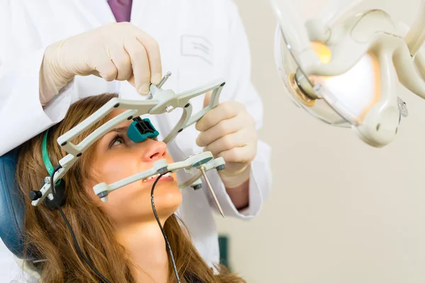 牙科医生-牙科治疗的患者 — 图库照片