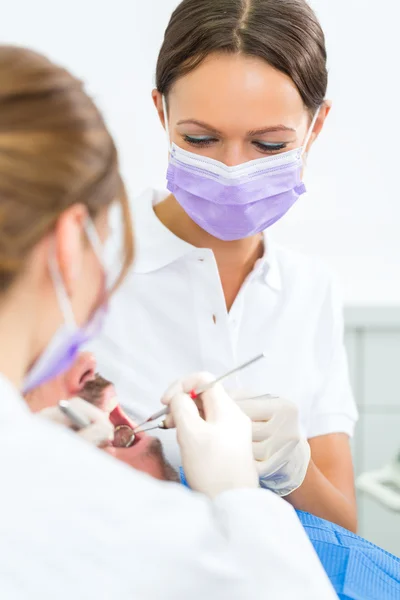 Paziente con dentista - trattamento dentale — Foto Stock