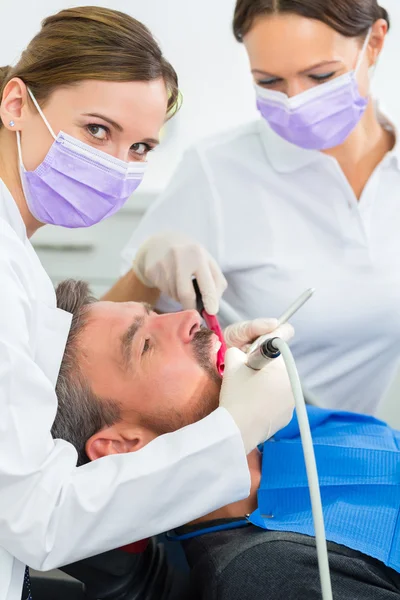 Doente com dentista - tratamento dentário — Fotografia de Stock