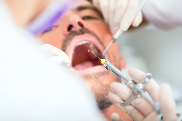 Zahnarzt gibt Behandlung - Betäubungsspritze — Stockfoto