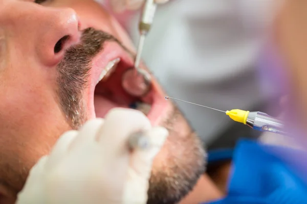 Dentiste qui donne le traitement - seringue d'anesthésie — Photo