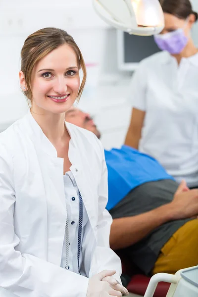 Ervaren vrouwelijke tandarts in haar chirurgie — Stockfoto