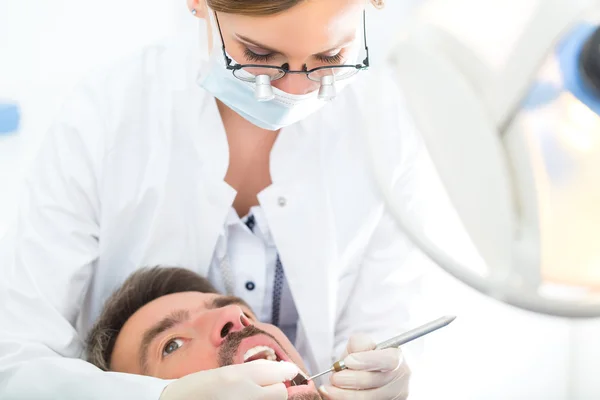 Patiënt met vrouwelijke tandarts - tandheelkundige behandeling — Stockfoto