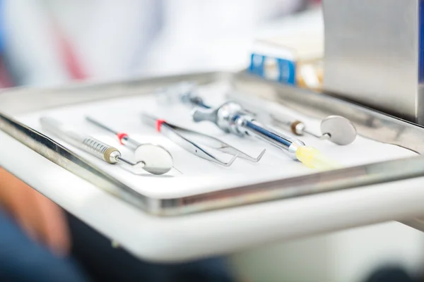 Ferramentas estéreis para dentista na prática — Fotografia de Stock