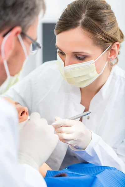 Paziente con dentista - trattamento dentale — Foto Stock