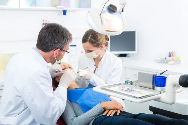 Paciente con dentista - tratamiento dental — Foto de Stock