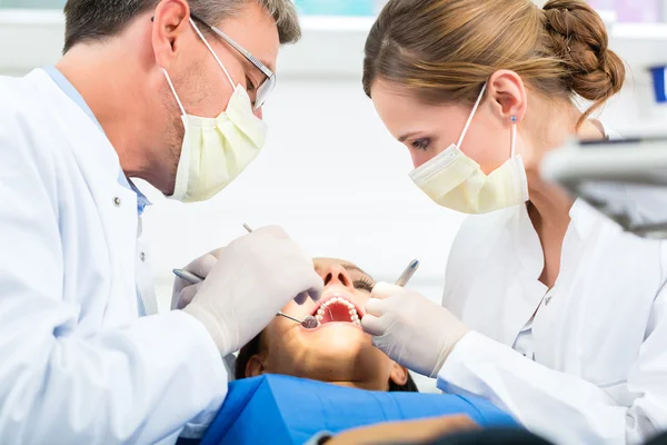 Patiënt met tandarts - tandheelkundige behandeling — Stockfoto