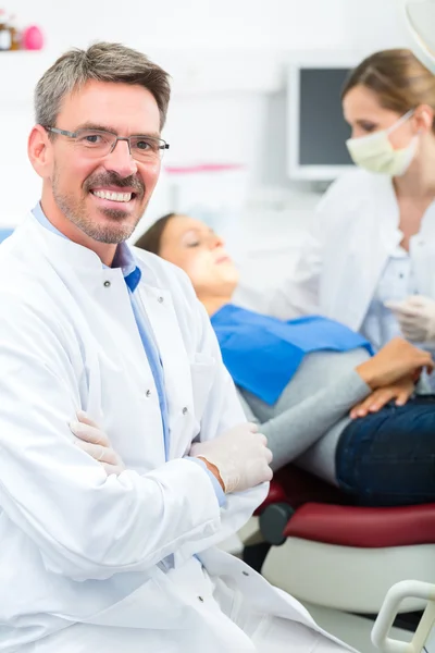 Dentiste expérimenté dans sa chirurgie — Photo