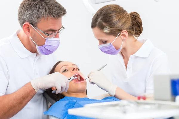 Paciente con dentista - tratamiento dental — Foto de Stock