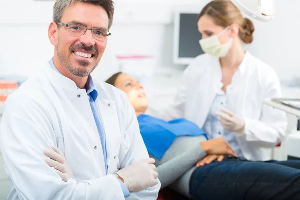 Ervaren tandarts in zijn operatie — Stockfoto