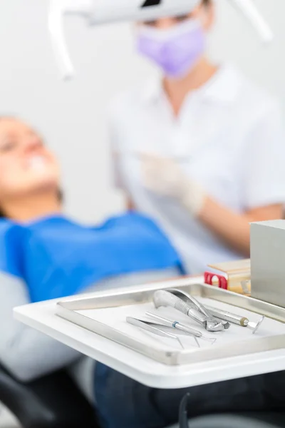 Ferramentas estéreis para dentista na prática — Fotografia de Stock