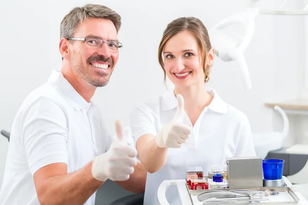 Dentistas en su consulta o consultorio con herramientas dentales —  Fotos de Stock