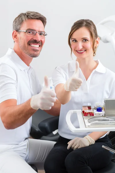 Dentistas en su consulta o consultorio con herramientas dentales — Foto de Stock