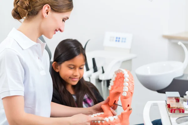 Zahnarzt mit Zahnbürste, Prothese und kleinem Patienten — Stockfoto