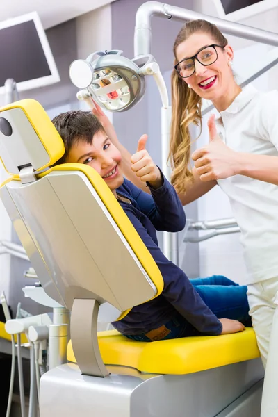 Zahnarzt berät Jungen in Zahnarztpraxis — Stockfoto