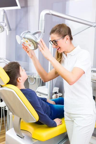 Dentista que aconselha o paciente em cirurgia dentária — Fotografia de Stock