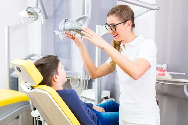 Dentist giving patient advice in dental surgery — Stock Photo, Image