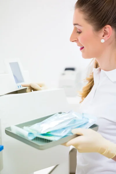 Assistant with sterile dentist tools — Stock Photo, Image