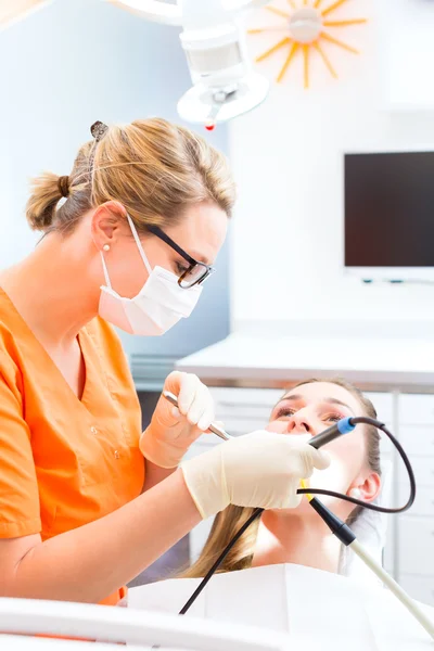 Пацієнт, який чистить зуб у стоматолога — стокове фото