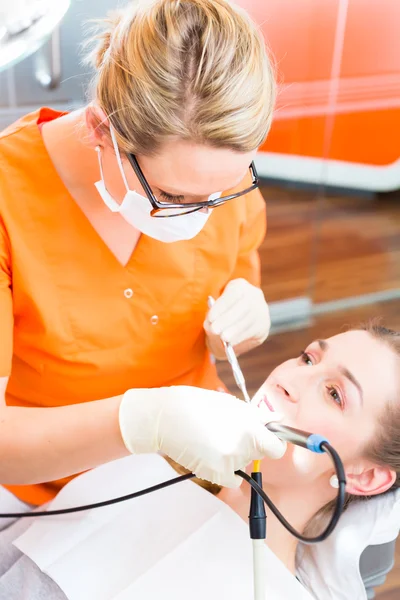 Paciente com limpeza dentária no dentista — Fotografia de Stock