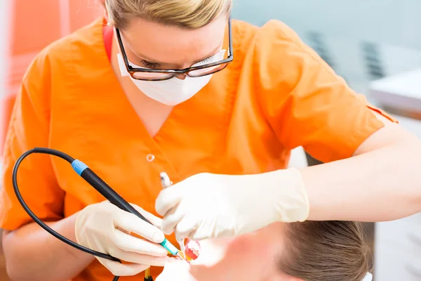 Paciente com limpeza dentária no dentista — Fotografia de Stock