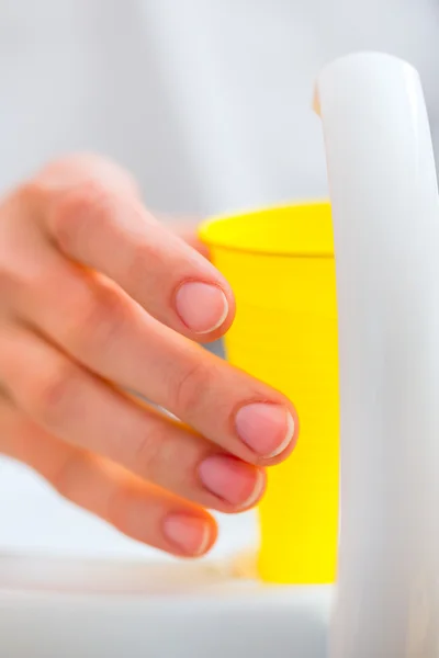 De mond van de patiënt spoelen met een kopje water op tandarts — Stockfoto