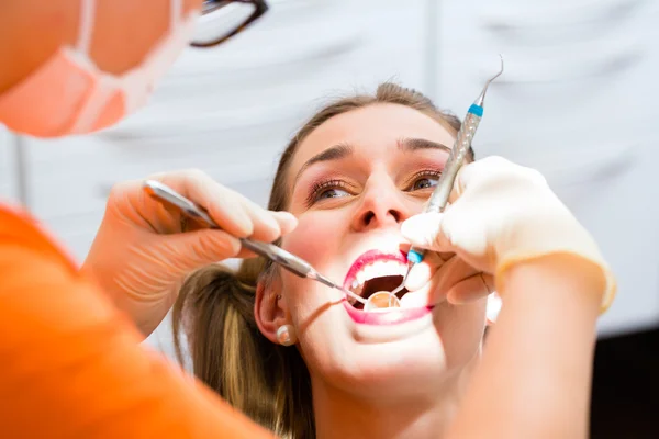 Paziente con pulizia dentale profonda dal dentista — Foto Stock