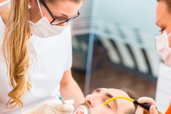 Paziente con pulizia dentale profonda dal dentista — Foto Stock