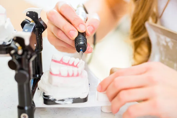 Zahntechniker stellt Zahnersatz her — Stockfoto