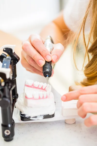 Técnico odontológico que produz prótese — Fotografia de Stock