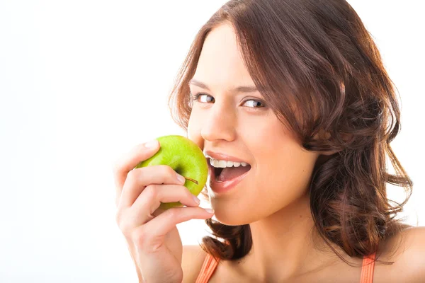Mulher morde em uma maçã fresca e saudável — Fotografia de Stock