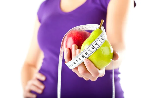 Mujer con manzana, pera y cinta métrica — Foto de Stock