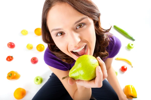 Gezonde voeding - jonge vrouw met vruchten — Stockfoto