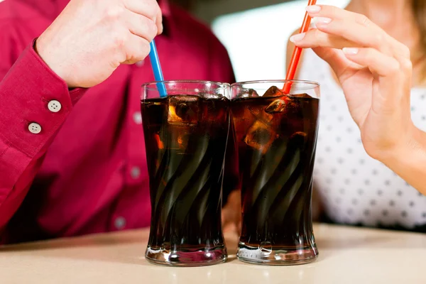 Pareja bebiendo refrescos en un bar o restaurante — Foto de Stock