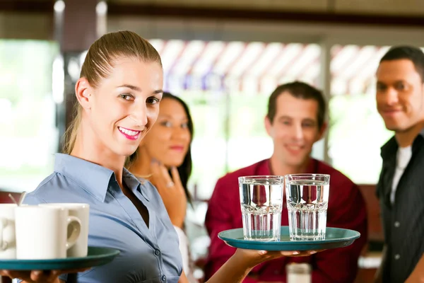 女人在酒吧或餐厅服务员 — 图库照片