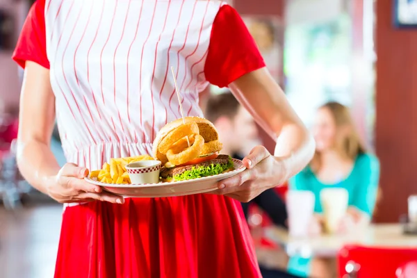 İnsanlar Amerikan diner hızlı yemek yeme — Stok fotoğraf