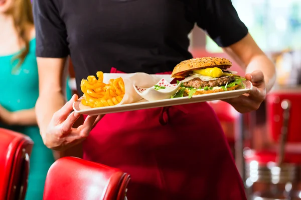 Szolgálja az amerikai diner vagy étterem pincérnő — Stock Fotó