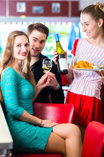 Personnes dans un restaurant américain ou un restaurant avec du vin — Photo