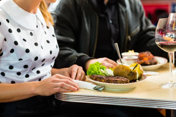 Coppia mangiare e bere in fast food diner — Foto Stock