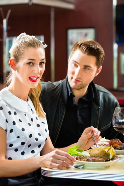 Casal comendo e bebendo no restaurante fast food — Fotografia de Stock